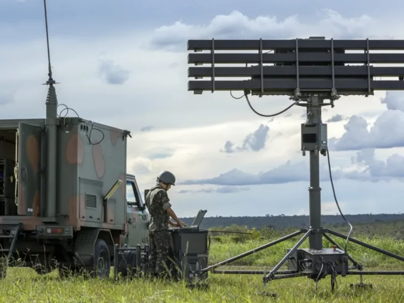 Radar SABER M60 do Exército Brasileiro, com antena de vigilância aérea montada em estrutura de apoio.