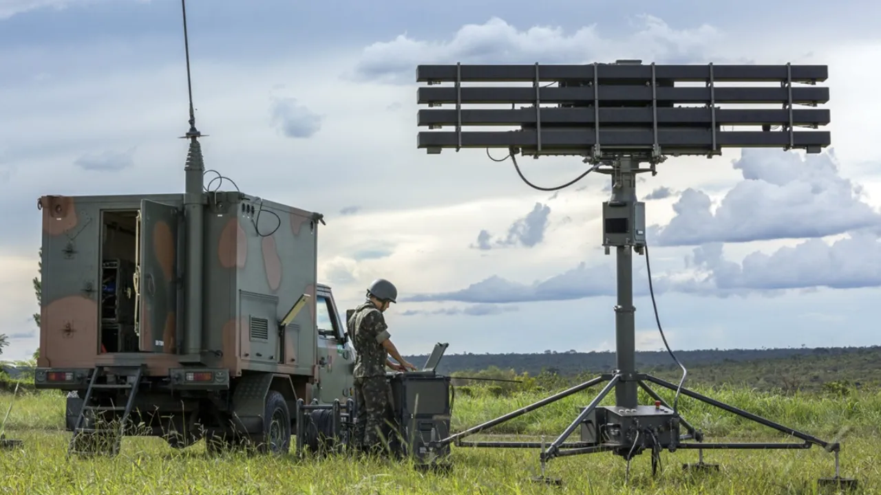 Radar SABER M60 do Exército Brasileiro, com antena de vigilância aérea montada em estrutura de apoio.