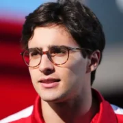 Rafael Câmara usando óculos, piloto brasileiro da Haas em 2027 que revelou ter miopia e astigmatismo