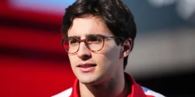Rafael Câmara usando óculos, piloto brasileiro da Haas em 2027 que revelou ter miopia e astigmatismo