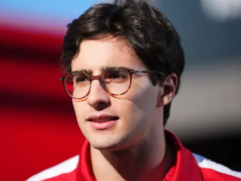 Rafael Câmara usando óculos, piloto brasileiro da Haas em 2027 que revelou ter miopia e astigmatismo