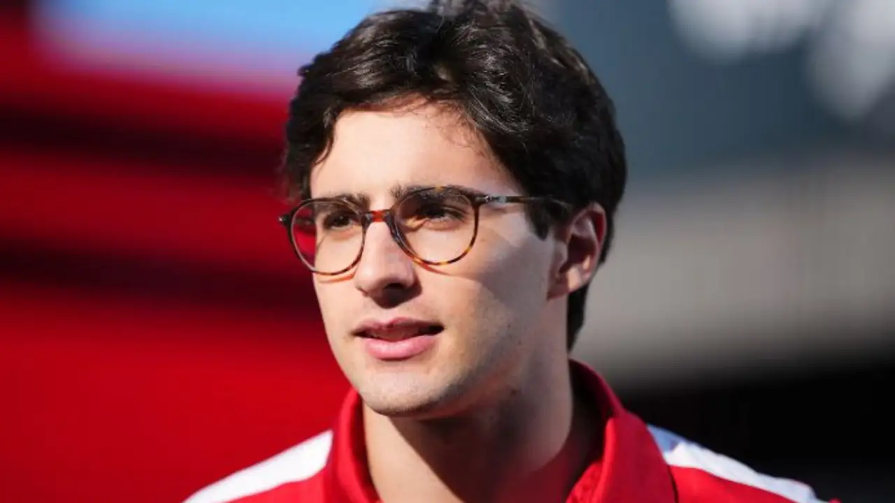 Rafael Câmara usando óculos, piloto brasileiro da Haas em 2027 que revelou ter miopia e astigmatismo Rafael Câmara usando óculos, piloto brasileiro da Haas em 2027 que revelou ter miopia e astigmatismo