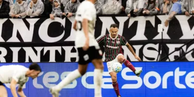 Renê em ação pelo Fluminense antes de sequência decisiva no Campeonato Brasileiro e na Libertadores