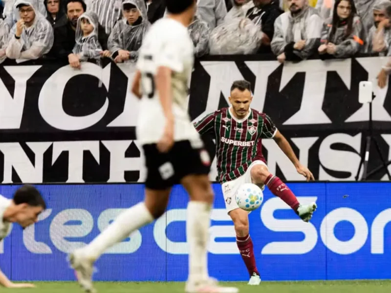 Renê em ação pelo Fluminense antes de sequência decisiva no Campeonato Brasileiro e na Libertadores