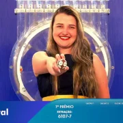 Garota da Sorte exibe bola ejetada do globo durante sorteio que formou o resultado completo de todos os prêmios do concurso 6107 da Loteria Federal, referente à Extração de quarta-feira, 07/10, com todas as dezenas de milhar do 1º, 2º, 3º, 4º, 5º prêmio, bem como premiações derivadas | Reprodução