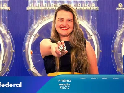 Garota da Sorte exibe bola ejetada do globo durante sorteio que formou o resultado completo de todos os prêmios do concurso 6107 da Loteria Federal, referente à Extração de quarta-feira, 07/10, com todas as dezenas de milhar do 1º, 2º, 3º, 4º, 5º prêmio, bem como premiações derivadas | Reprodução