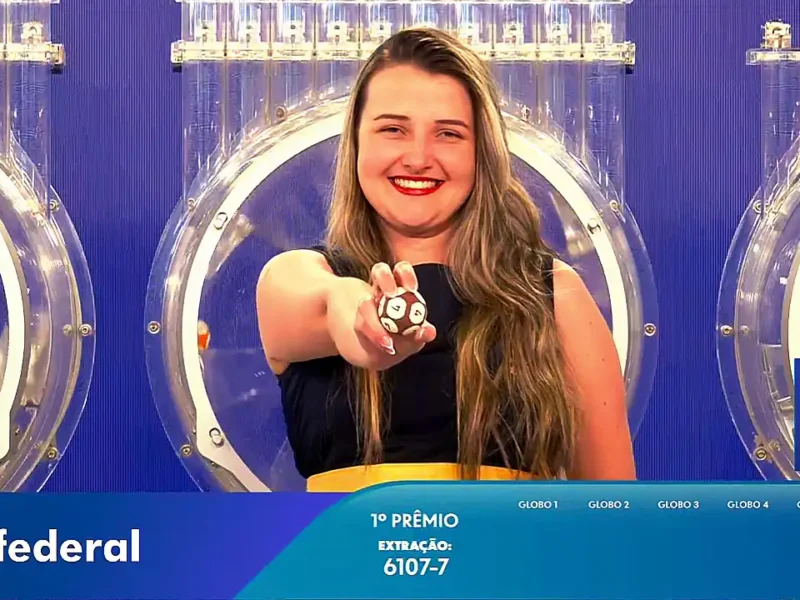 Garota da Sorte exibe bola ejetada do globo durante sorteio que formou o resultado completo de todos os prêmios do concurso 6107 da Loteria Federal, referente à Extração de quarta-feira, 07/10, com todas as dezenas de milhar do 1º, 2º, 3º, 4º, 5º prêmio, bem como premiações derivadas | Reprodução