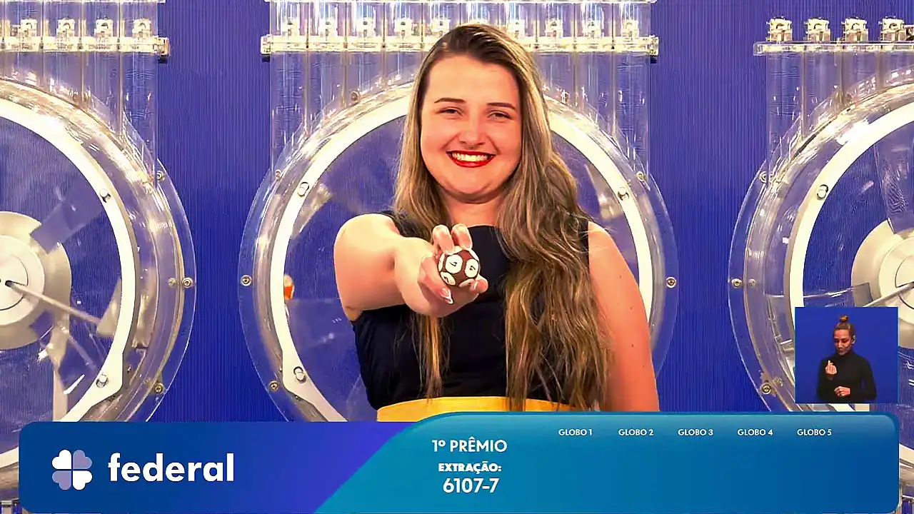 Garota da Sorte exibe bola ejetada do globo durante sorteio que formou o resultado completo de todos os prêmios do concurso 6107 da Loteria Federal, referente à Extração de quarta-feira, 07/10, com todas as dezenas de milhar do 1º, 2º, 3º, 4º, 5º prêmio, bem como premiações derivadas | Reprodução