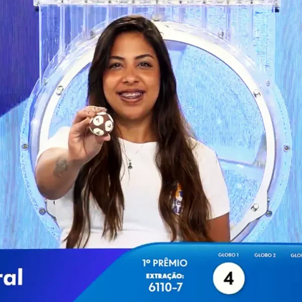 Garota da Sorte exibe bola ejetada do globo durante sorteio que formou o resultado completo de todos os prêmios do concurso 6110 da Loteria Federal, referente à Extração de Domingo, 18/10, com todas as dezenas de milhar do 1º, 2º, 3º, 4º, 5º prêmio, bem como premiações derivadas