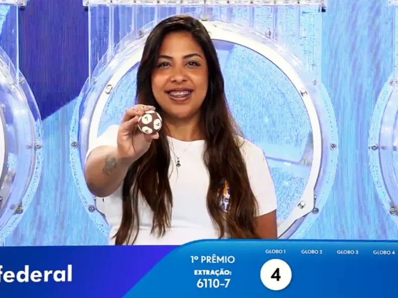 Garota da Sorte exibe bola ejetada do globo durante sorteio que formou o resultado completo de todos os prêmios do concurso 6110 da Loteria Federal, referente à Extração de Domingo, 18/10, com todas as dezenas de milhar do 1º, 2º, 3º, 4º, 5º prêmio, bem como premiações derivadas