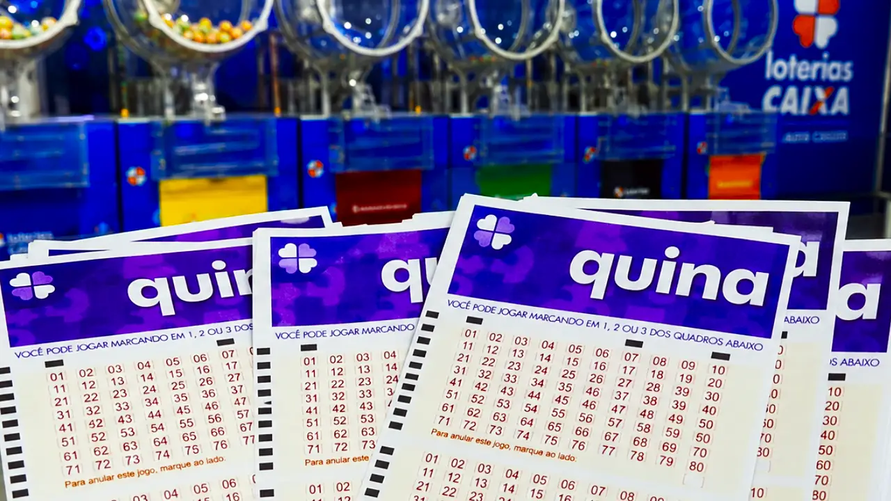 Concurso 7132 da Quina, com resultado dos números sorteados na quinta-feira, 01/10, bem como prêmios de todas as faixas de acerto, além de análises econômicas, financeiras e lotéricas.