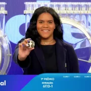 Garota da Sorte exibe bola sorteada no palco do Espaço da Sorte, durante o sorteio que formou o resultado completo de todos os prêmios do concurso 6113 da Loteria Federal, referente à Extração de quarta-feira, 28/10, com todas as dezenas de milhar do 1º, 2º, 3º, 4º, 5º prêmio, bem como premiações derivadas | Reprodução