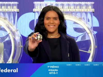 Garota da Sorte exibe bola sorteada no palco do Espaço da Sorte, durante o sorteio que formou o resultado completo de todos os prêmios do concurso 6113 da Loteria Federal, referente à Extração de quarta-feira, 28/10, com todas as dezenas de milhar do 1º, 2º, 3º, 4º, 5º prêmio, bem como premiações derivadas | Reprodução