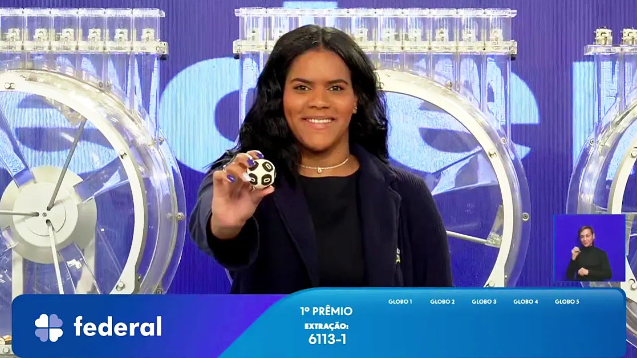 Garota da Sorte exibe bola sorteada no palco do Espaço da Sorte, durante o sorteio que formou o resultado completo de todos os prêmios do concurso 6113 da Loteria Federal, referente à Extração de quarta-feira, 28/10, com todas as dezenas de milhar do 1º, 2º, 3º, 4º, 5º prêmio, bem como premiações derivadas | Reprodução