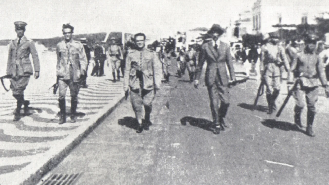 Eduardo Gomes, Siqueira Campos, Nílton Prado e Otávio Correia durante a Revolta dos 18 do Forte, em Copacabana, em 1922.