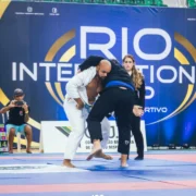Atletas disputam luta de jiu-jitsu em competição do Circuito Rio Mineirinho, que terá etapa final no Rio International Cup 2026