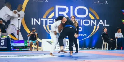 Atletas disputam luta de jiu-jitsu em competição do Circuito Rio Mineirinho, que terá etapa final no Rio International Cup 2026