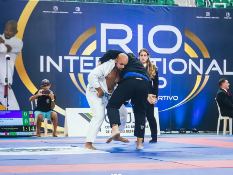 Atletas disputam luta de jiu-jitsu em competição do Circuito Rio Mineirinho, que terá etapa final no Rio International Cup 2026