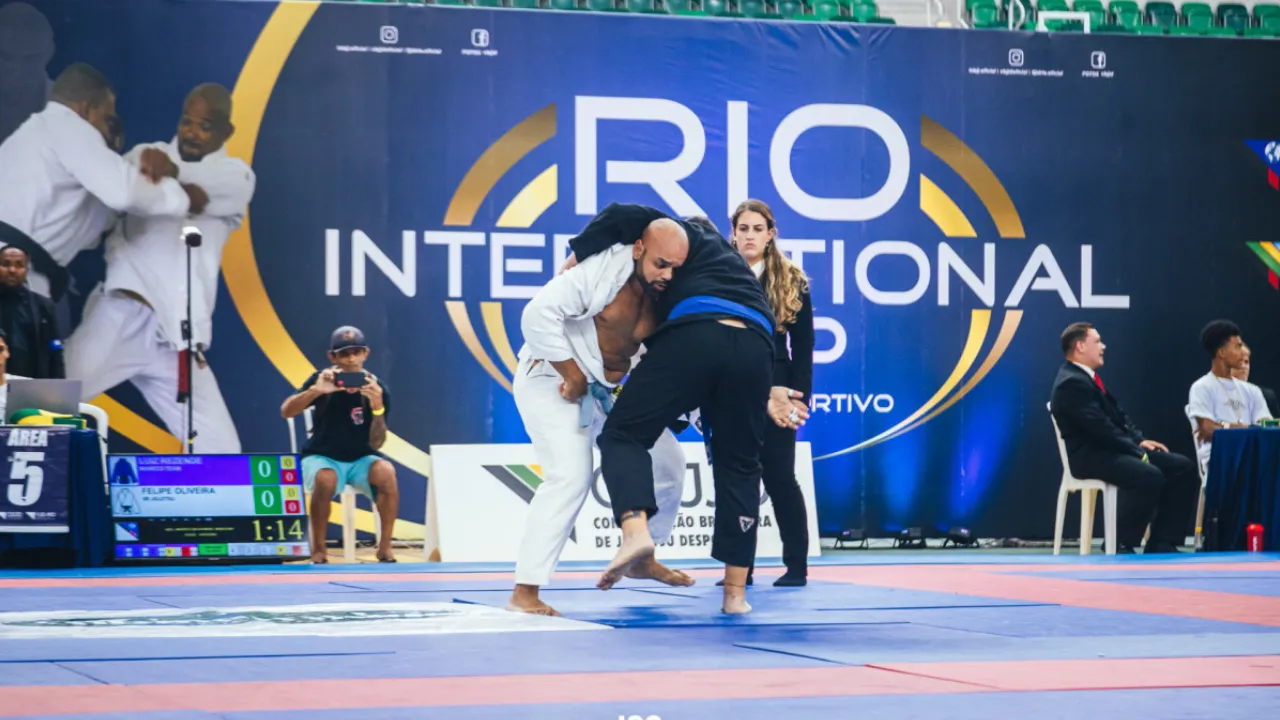 Atletas disputam luta de jiu-jitsu em competição do Circuito Rio Mineirinho, que terá etapa final no Rio International Cup 2026 Atletas disputam luta de jiu-jitsu em competição do Circuito Rio Mineirinho, que terá etapa final no Rio International Cup 2026