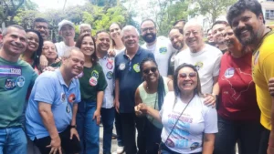 Grupo de políticos, apoiadores e eleitores durante votação na UFF em Niterói