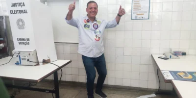 Rodrigo Neves vota na Faculdade de Veterinária da UFF em Niterói