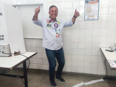 Rodrigo Neves vota na Faculdade de Veterinária da UFF em Niterói