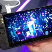 ROG Xbox Ally X20, portátil gamer da ASUS com tela OLED, controles integrados e acabamento preto translúcido com detalhes dourados.