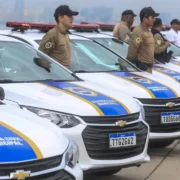 Viatura e agentes de segurança em operação nas ruas de Niterói