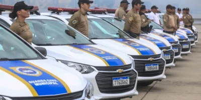 Viatura e agentes de segurança em operação nas ruas de Niterói