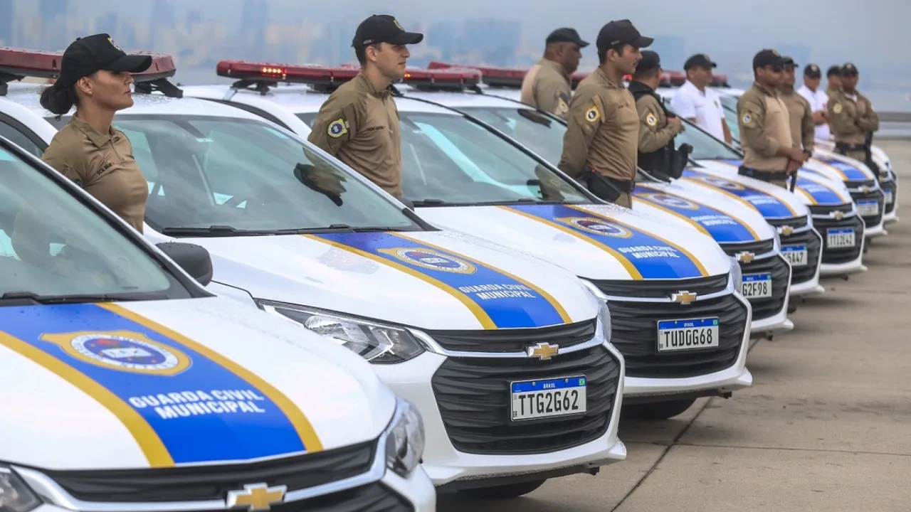 Viatura e agentes de segurança em operação nas ruas de Niterói Viatura e agentes de segurança em operação nas ruas de Niterói