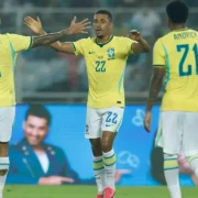 Samuel Lino comemora gol da Seleção Brasileira contra a Índia em Calcutá