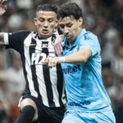 Jogadores do Santos durante partida fora de casa pelo Campeonato Brasileiro