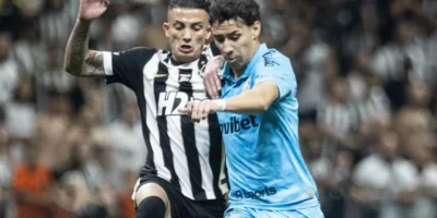 Jogadores do Santos durante partida fora de casa pelo Campeonato Brasileiro