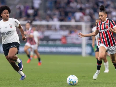 Jogadoras de São Paulo e Corinthians durante final do Campeonato Brasileiro Feminino