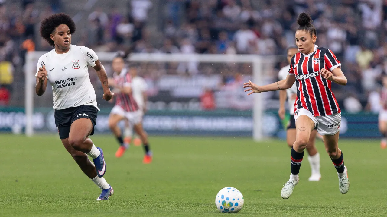 Jogadoras de São Paulo e Corinthians durante final do Campeonato Brasileiro Feminino
