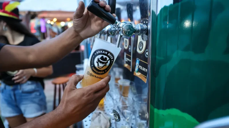 Cerveja artesanal é servida durante o Saquarema Beer Fest