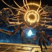 Chefe gigante de Saros com múltiplos braços e círculos luminosos dourados enfrenta o protagonista em arena de combate no PS5 Pro.