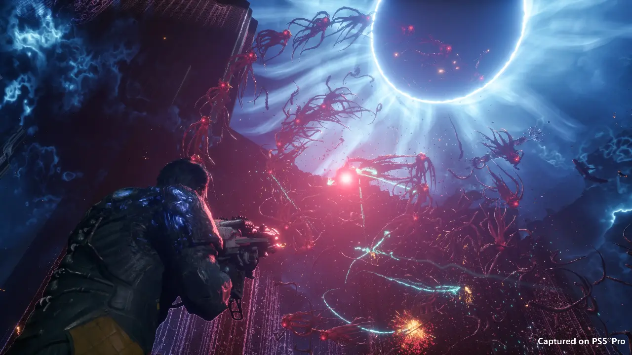 Personagem de Saros enfrenta criaturas alienígenas e uma chuva de projéteis luminosos durante combate em cenário de ficção científica no PS5.