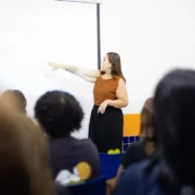 Adolescentes participam de atividade sobre saúde mental em escola de Itaboraí