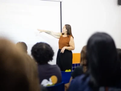 Adolescentes participam de atividade sobre saúde mental em escola de Itaboraí