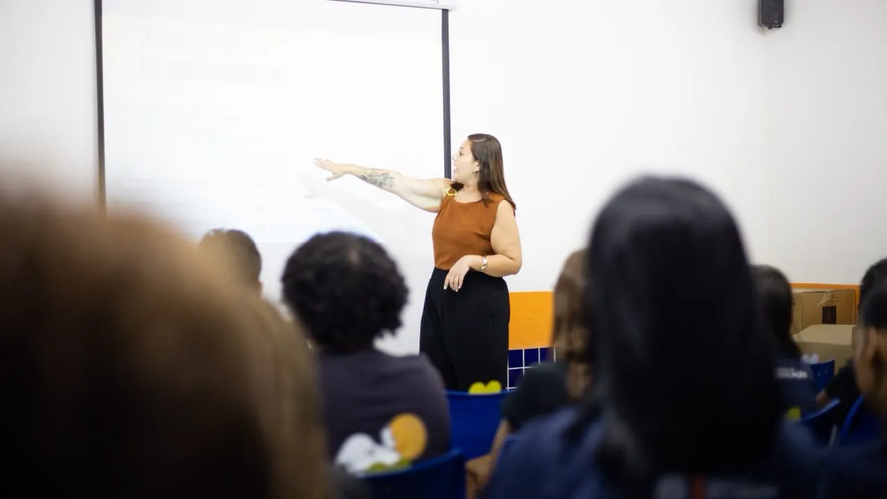 Adolescentes participam de atividade sobre saúde mental em escola de Itaboraí
