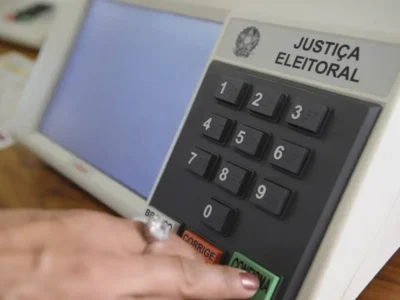 Eleitores votam nas Eleições 2026 em urna eletrônica