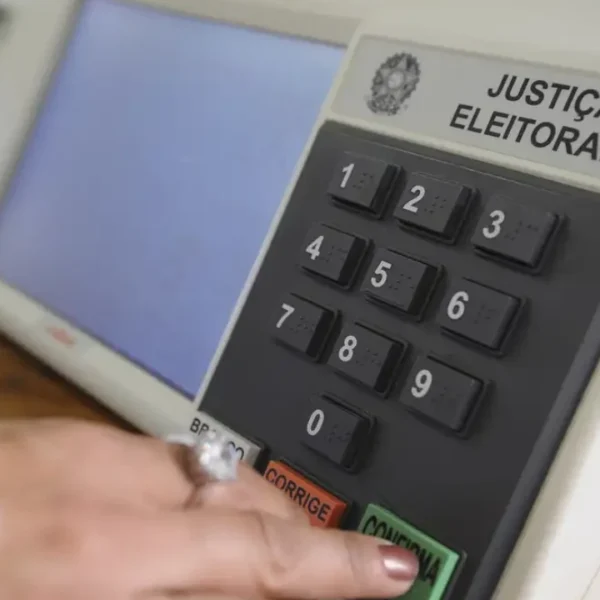 Eleitores votam nas Eleições 2026 em urna eletrônica
