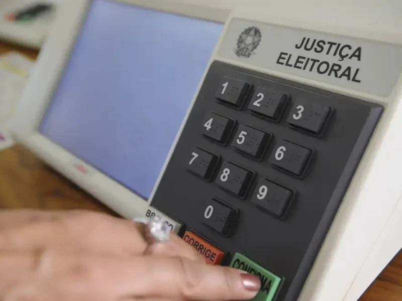 Eleitores votam nas Eleições 2026 em urna eletrônica