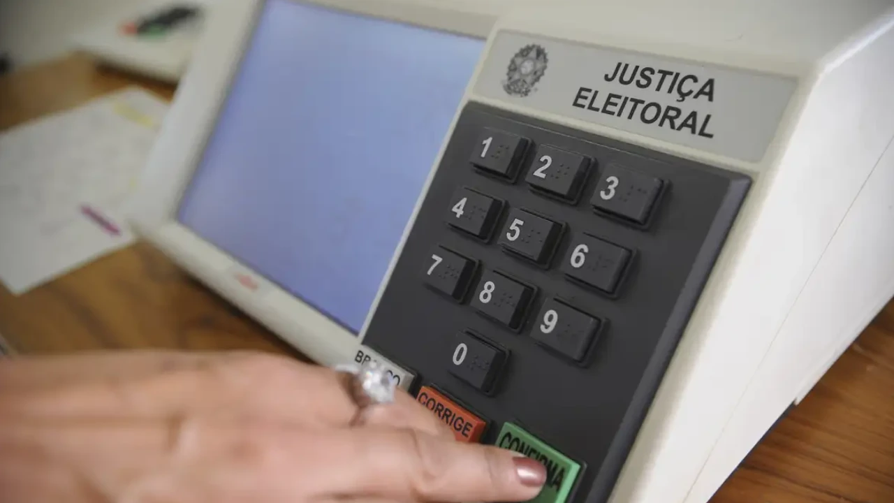 Eleitores votam nas Eleições 2026 em urna eletrônica Eleitores votam nas Eleições 2026 em urna eletrônica