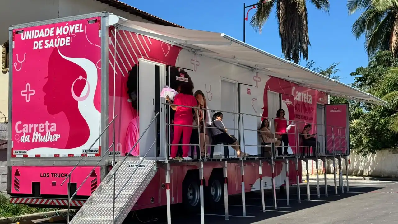Carreta da Mulher em Maricá, unidade móvel de saúde com estrutura de atendimento e pacientes aguardando serviços especializados. Carreta da Mulher em Maricá, unidade móvel de saúde com estrutura de atendimento e pacientes aguardando serviços especializados.