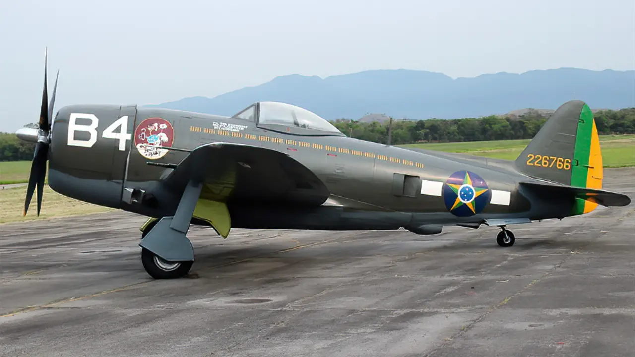 Caça P-47 Thunderbolt utilizado por pilotos brasileiros do 1º Grupo de Aviação de Caça durante a Segunda Guerra Mundial. Caça P-47 Thunderbolt utilizado por pilotos brasileiros do 1º Grupo de Aviação de Caça durante a Segunda Guerra Mundial.