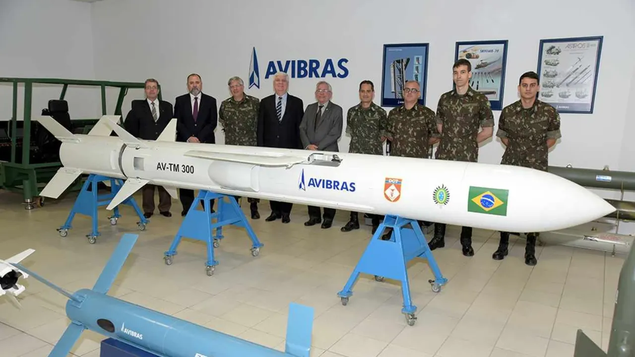 Modelo do míssil AV-TM 300 da Avibras em exposição, com militares e representantes da empresa ao fundo.