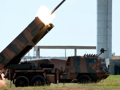 Viatura lançadora de foguetes ASTROS do Exército Brasileiro