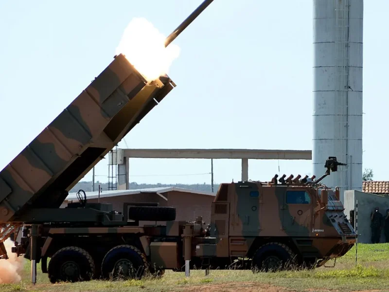 Viatura lançadora de foguetes ASTROS do Exército Brasileiro